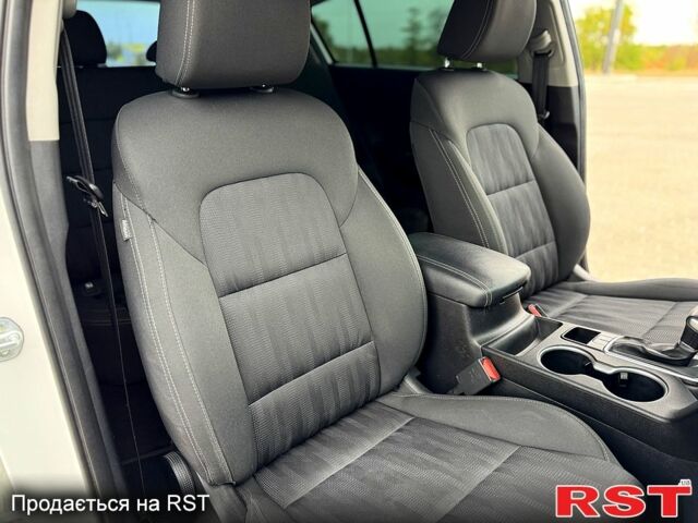 Киа Sportage 2018 в Николаеве на Automoto.ua Белый Киа Sportage, объемом двигателя 1.6 л и пробегом 82 тыс. км за 15500 $, фото 4 на Automoto.ua