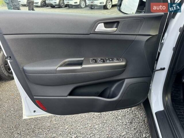Белый Киа Sportage, объемом двигателя 1.6 л и пробегом 42 тыс. км за 17700 $, фото 7 на Automoto.ua