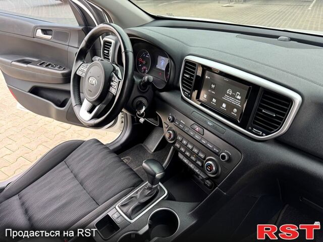 Киа Sportage 2018 в Николаеве на Automoto.ua Белый Киа Sportage, объемом двигателя 1.6 л и пробегом 82 тыс. км за 15500 $, фото 5 на Automoto.ua