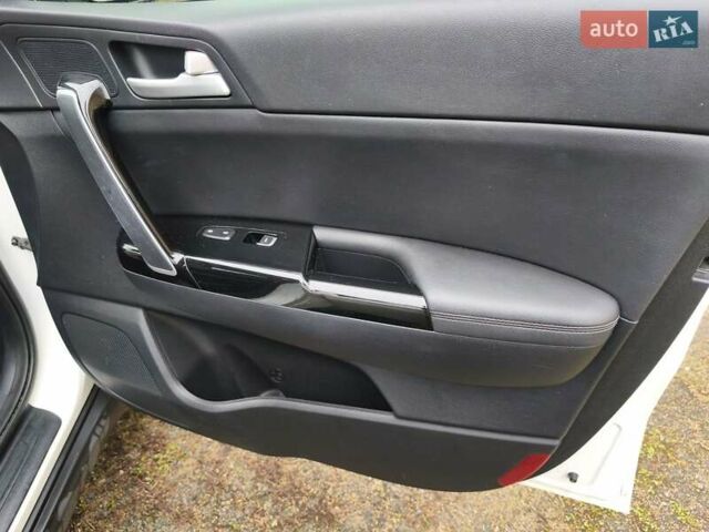 Білий Кіа Sportage, об'ємом двигуна 2.4 л та пробігом 77 тис. км за 17900 $, фото 35 на Automoto.ua