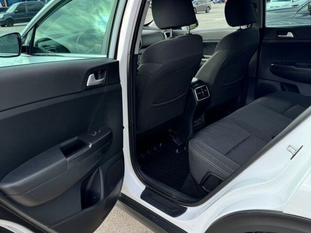 Білий Кіа Sportage, об'ємом двигуна 1.7 л та пробігом 111 тис. км за 19000 $, фото 6 на Automoto.ua