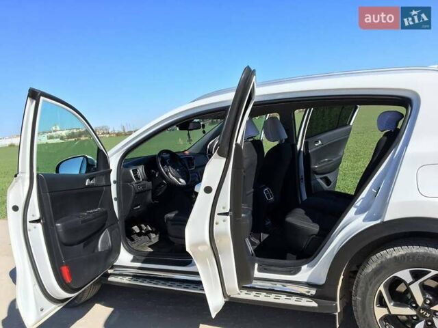Киа Sportage 2018 в Тернополе на Automoto.ua Белый Киа Sportage, объемом двигателя 1.59 л и пробегом 63 тыс. км за 18300 $, фото 4 на Automoto.ua