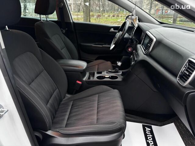 Білий Кіа Sportage, об'ємом двигуна 1.6 л та пробігом 61 тис. км за 19990 $, фото 16 на Automoto.ua