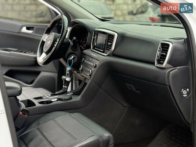 Білий Кіа Sportage, об'ємом двигуна 1.59 л та пробігом 60 тис. км за 17700 $, фото 14 на Automoto.ua