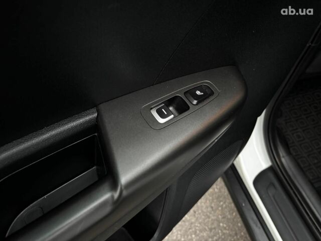 Білий Кіа Sportage, об'ємом двигуна 1.6 л та пробігом 61 тис. км за 19990 $, фото 25 на Automoto.ua