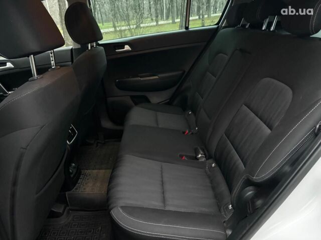 Білий Кіа Sportage, об'ємом двигуна 1.6 л та пробігом 61 тис. км за 19990 $, фото 14 на Automoto.ua