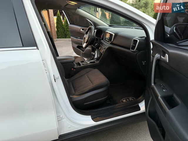Білий Кіа Sportage, об'ємом двигуна 1.6 л та пробігом 71 тис. км за 16500 $, фото 8 на Automoto.ua