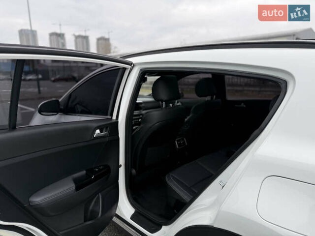 Белый Киа Sportage, объемом двигателя 2 л и пробегом 129 тыс. км за 24900 $, фото 10 на Automoto.ua
