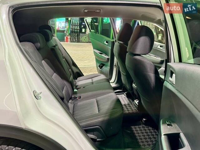Білий Кіа Sportage, об'ємом двигуна 1.6 л та пробігом 72 тис. км за 18900 $, фото 10 на Automoto.ua