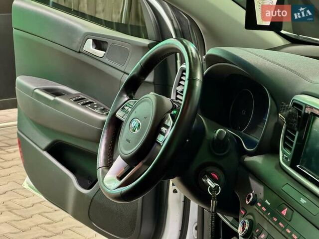 Білий Кіа Sportage, об'ємом двигуна 1.6 л та пробігом 72 тис. км за 18900 $, фото 6 на Automoto.ua