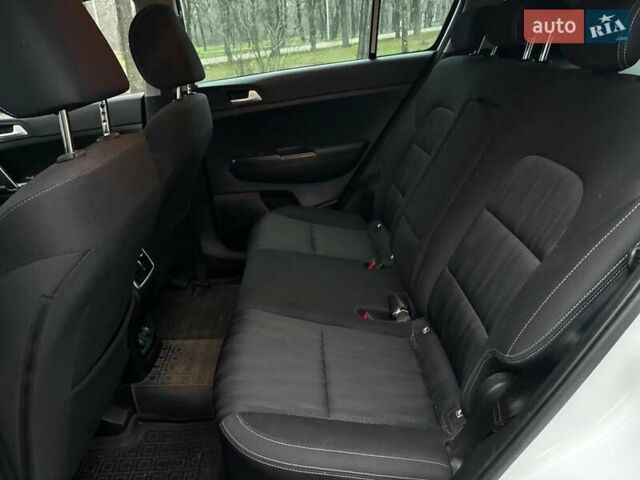 Белый Киа Sportage, объемом двигателя 1.6 л и пробегом 61 тыс. км за 19990 $, фото 14 на Automoto.ua