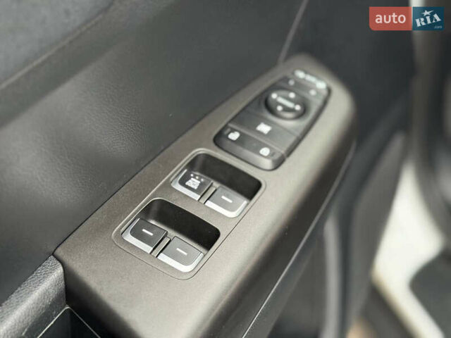 Білий Кіа Sportage, об'ємом двигуна 1.59 л та пробігом 60 тис. км за 17700 $, фото 10 на Automoto.ua