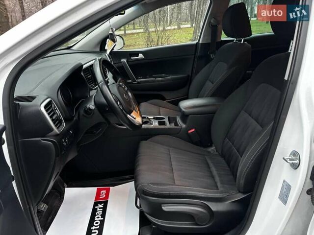 Белый Киа Sportage, объемом двигателя 1.6 л и пробегом 61 тыс. км за 19990 $, фото 13 на Automoto.ua