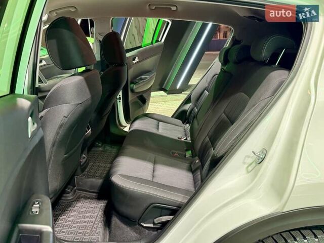 Білий Кіа Sportage, об'ємом двигуна 1.6 л та пробігом 72 тис. км за 18900 $, фото 9 на Automoto.ua