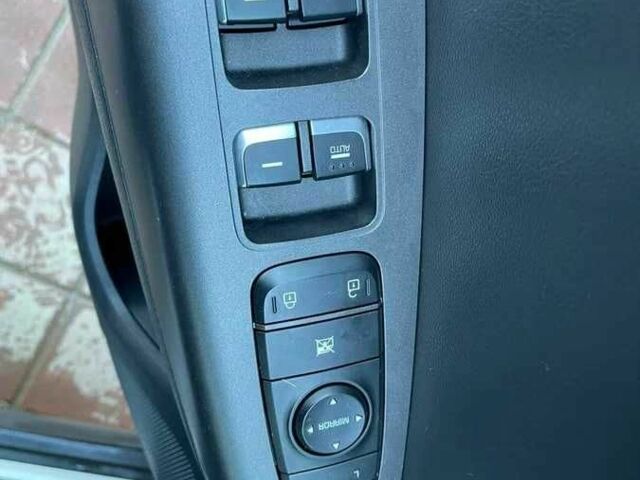 Білий Кіа Sportage, об'ємом двигуна 2 л та пробігом 69 тис. км за 16800 $, фото 8 на Automoto.ua