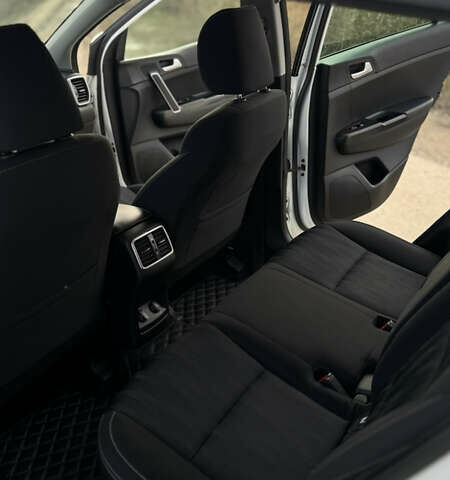 Белый Киа Sportage, объемом двигателя 1.6 л и пробегом 148 тыс. км за 16500 $, фото 19 на Automoto.ua