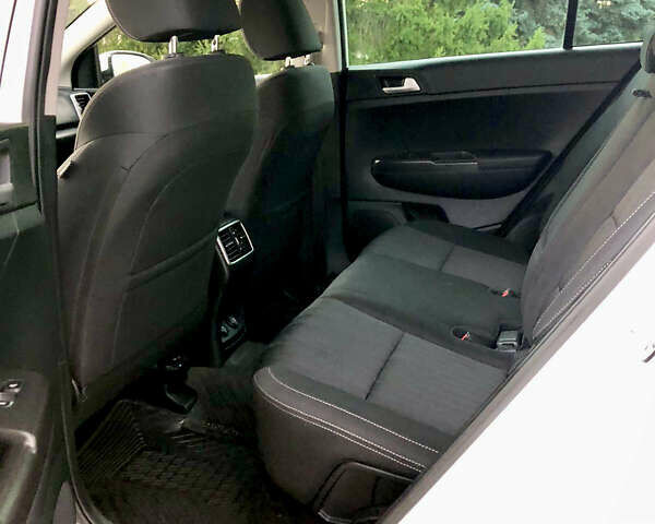 Білий Кіа Sportage, об'ємом двигуна 1.59 л та пробігом 37 тис. км за 21500 $, фото 4 на Automoto.ua