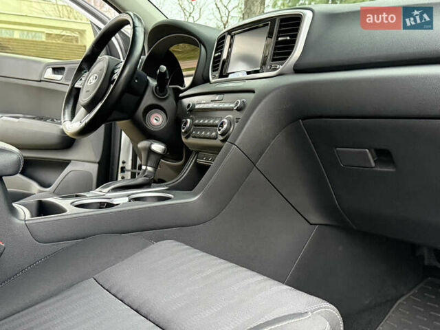 Белый Киа Sportage, объемом двигателя 1.59 л и пробегом 72 тыс. км за 18500 $, фото 88 на Automoto.ua