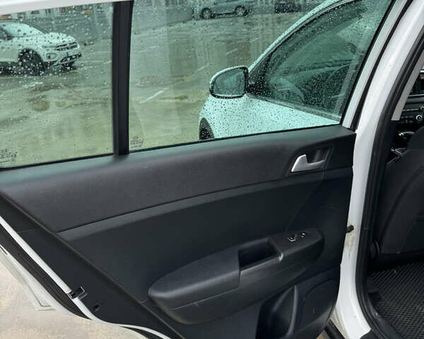 Білий Кіа Sportage, об'ємом двигуна 1.59 л та пробігом 180 тис. км за 15600 $, фото 11 на Automoto.ua