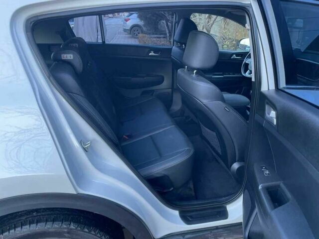 Білий Кіа Sportage, об'ємом двигуна 2 л та пробігом 69 тис. км за 16800 $, фото 6 на Automoto.ua