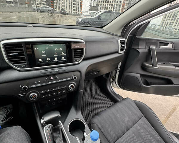 Білий Кіа Sportage, об'ємом двигуна 1.59 л та пробігом 180 тис. км за 15600 $, фото 8 на Automoto.ua