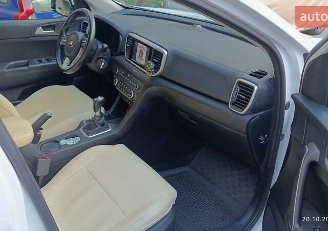 Білий Кіа Sportage, об'ємом двигуна 1.59 л та пробігом 50 тис. км за 19500 $, фото 30 на Automoto.ua