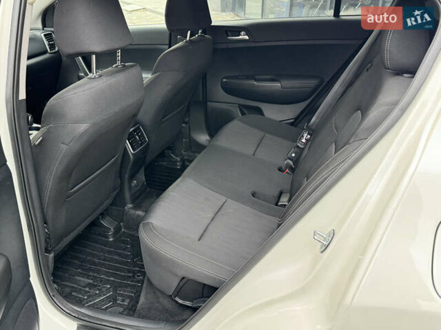 Білий Кіа Sportage, об'ємом двигуна 2.36 л та пробігом 47 тис. км за 17500 $, фото 21 на Automoto.ua