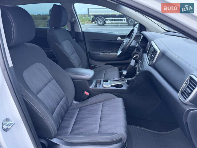 Білий Кіа Sportage, об'ємом двигуна 1.6 л та пробігом 49 тис. км за 18500 $, фото 57 на Automoto.ua