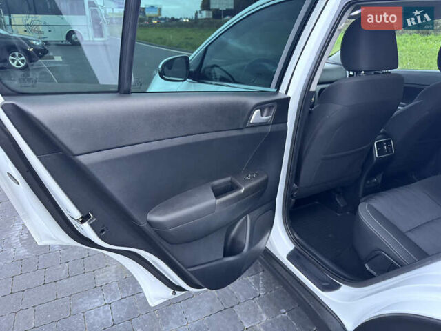 Білий Кіа Sportage, об'ємом двигуна 1.6 л та пробігом 49 тис. км за 18500 $, фото 39 на Automoto.ua