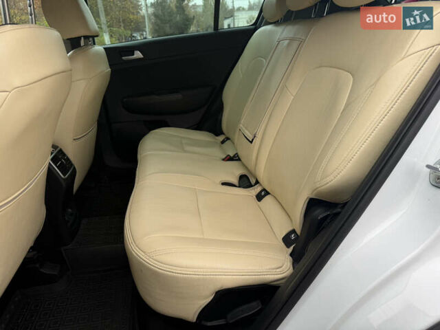 Білий Кіа Sportage, об'ємом двигуна 1.59 л та пробігом 50 тис. км за 17799 $, фото 12 на Automoto.ua
