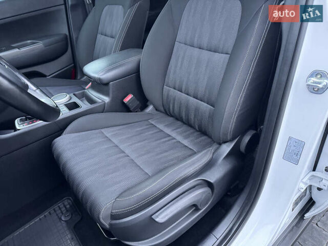 Білий Кіа Sportage, об'ємом двигуна 1.6 л та пробігом 49 тис. км за 18500 $, фото 43 на Automoto.ua