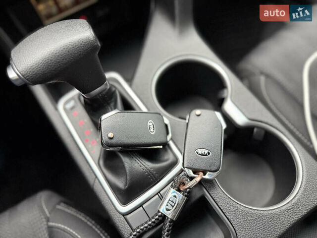Білий Кіа Sportage, об'ємом двигуна 1.59 л та пробігом 105 тис. км за 17300 $, фото 15 на Automoto.ua