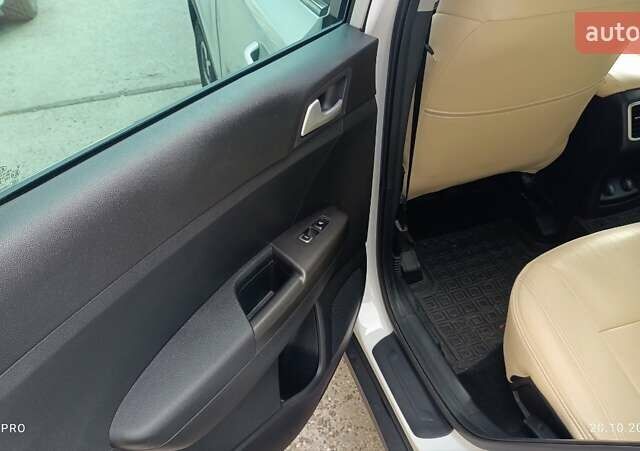 Білий Кіа Sportage, об'ємом двигуна 1.59 л та пробігом 50 тис. км за 19500 $, фото 110 на Automoto.ua