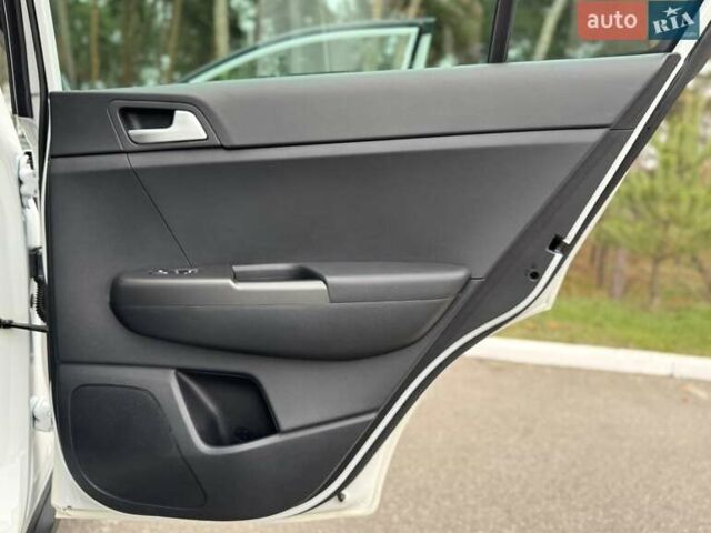 Білий Кіа Sportage, об'ємом двигуна 1.6 л та пробігом 84 тис. км за 20500 $, фото 42 на Automoto.ua