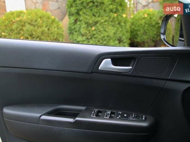 Белый Киа Sportage, объемом двигателя 1.6 л и пробегом 136 тыс. км за 18500 $, фото 13 на Automoto.ua