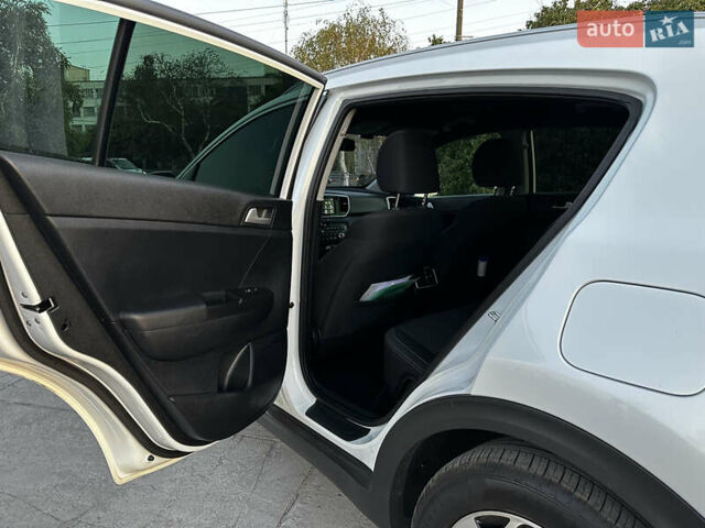 Білий Кіа Sportage, об'ємом двигуна 1.6 л та пробігом 90 тис. км за 23500 $, фото 9 на Automoto.ua