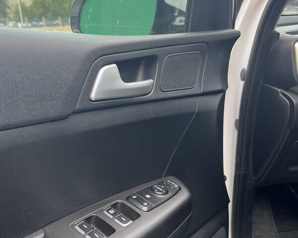 Білий Кіа Sportage, об'ємом двигуна 1.6 л та пробігом 127 тис. км за 18600 $, фото 7 на Automoto.ua