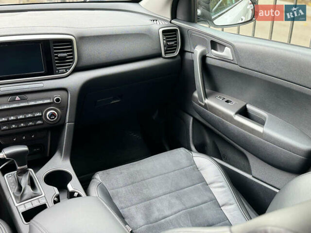Білий Кіа Sportage, об'ємом двигуна 1.6 л та пробігом 80 тис. км за 21000 $, фото 20 на Automoto.ua