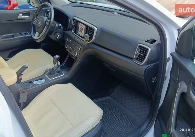 Білий Кіа Sportage, об'ємом двигуна 1.59 л та пробігом 50 тис. км за 19500 $, фото 29 на Automoto.ua