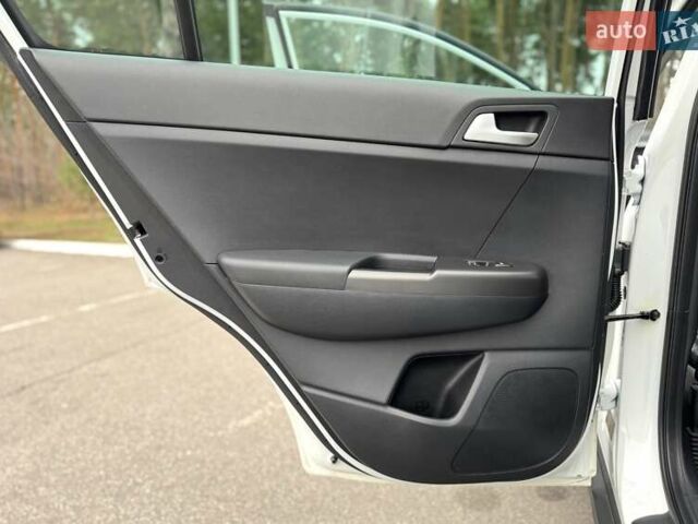 Білий Кіа Sportage, об'ємом двигуна 1.6 л та пробігом 84 тис. км за 20500 $, фото 37 на Automoto.ua