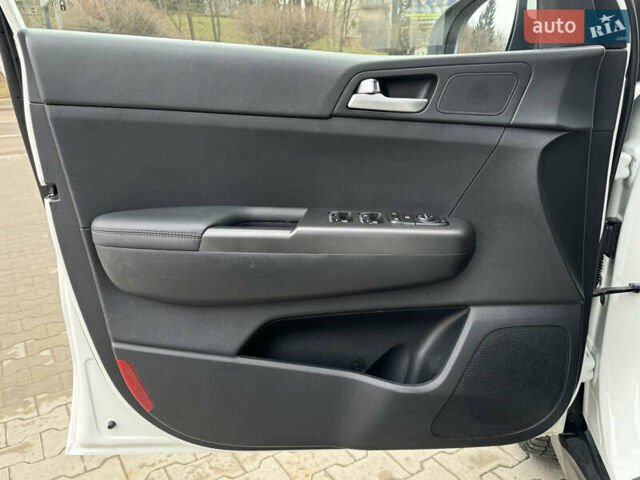 Білий Кіа Sportage, об'ємом двигуна 2.36 л та пробігом 47 тис. км за 17500 $, фото 25 на Automoto.ua