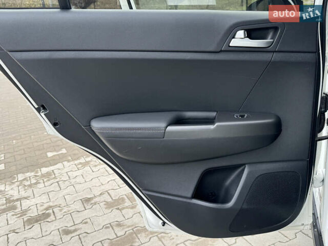 Білий Кіа Sportage, об'ємом двигуна 2.36 л та пробігом 47 тис. км за 17500 $, фото 20 на Automoto.ua