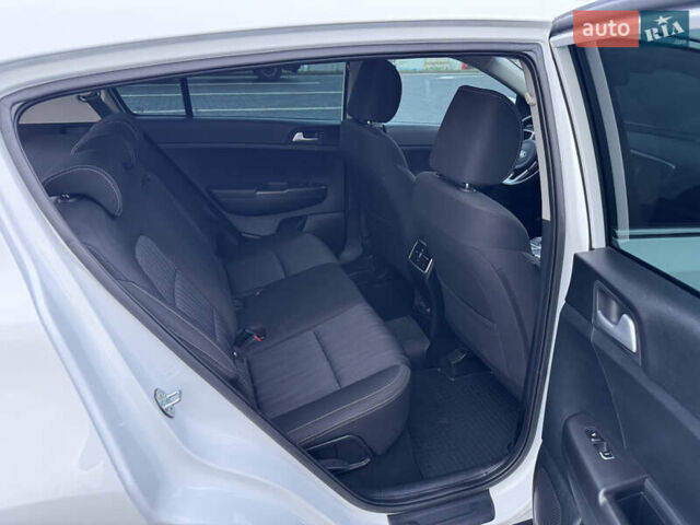 Білий Кіа Sportage, об'ємом двигуна 1.6 л та пробігом 49 тис. км за 18500 $, фото 35 на Automoto.ua