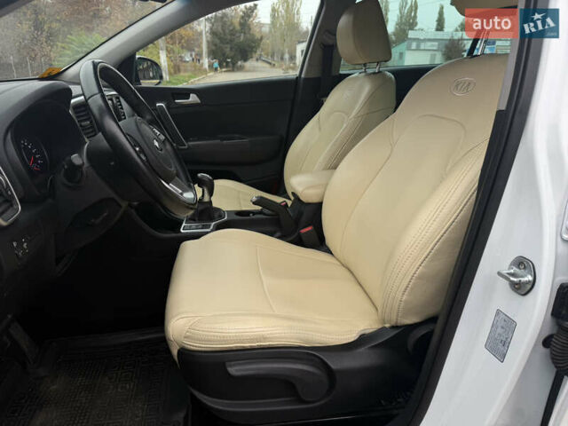 Білий Кіа Sportage, об'ємом двигуна 1.59 л та пробігом 50 тис. км за 17799 $, фото 7 на Automoto.ua