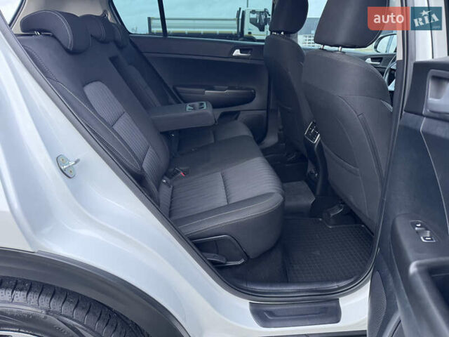 Білий Кіа Sportage, об'ємом двигуна 1.6 л та пробігом 49 тис. км за 18500 $, фото 37 на Automoto.ua