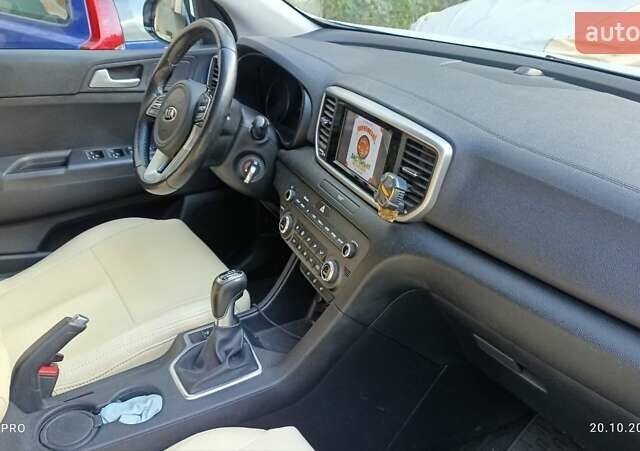 Білий Кіа Sportage, об'ємом двигуна 1.59 л та пробігом 50 тис. км за 19500 $, фото 28 на Automoto.ua