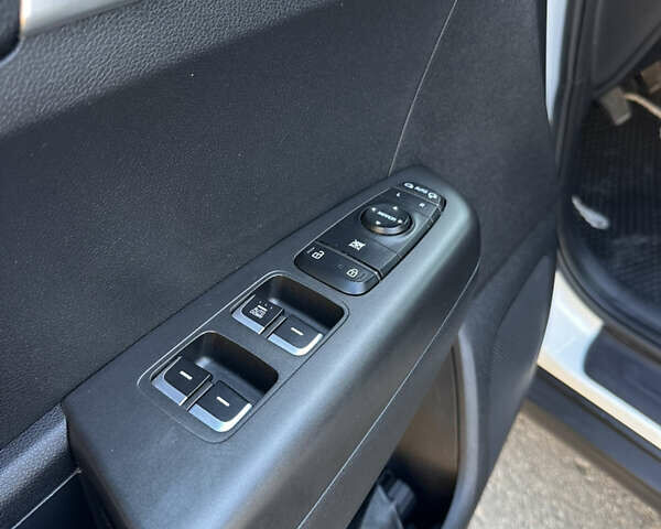 Білий Кіа Sportage, об'ємом двигуна 1.59 л та пробігом 69 тис. км за 17500 $, фото 41 на Automoto.ua