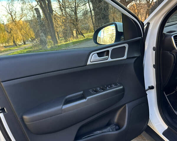 Білий Кіа Sportage, об'ємом двигуна 1.59 л та пробігом 69 тис. км за 17500 $, фото 40 на Automoto.ua