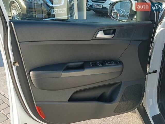 Білий Кіа Sportage, об'ємом двигуна 1.6 л та пробігом 93 тис. км за 18200 $, фото 15 на Automoto.ua
