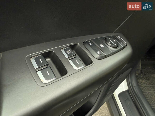 Білий Кіа Sportage, об'ємом двигуна 1.59 л та пробігом 50 тис. км за 17799 $, фото 10 на Automoto.ua